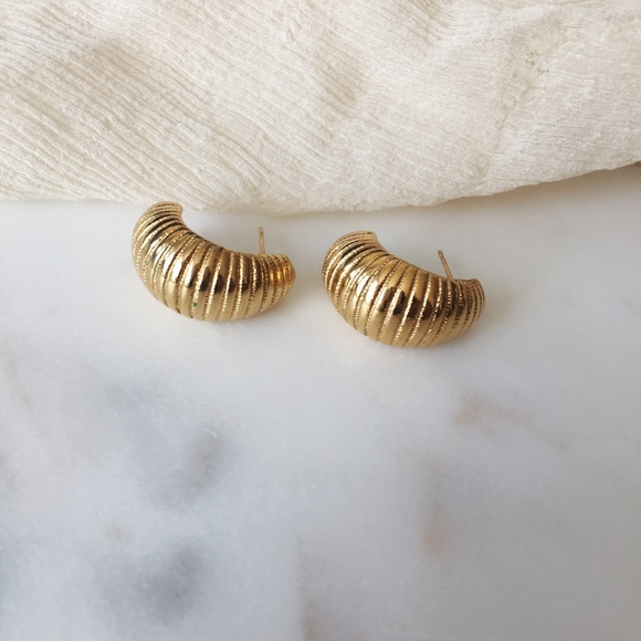 Vintage Jewelry - Gold Chunky Shell Stud Earrings